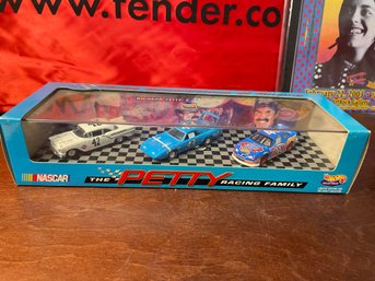 HOT WHEELS - THE PETTY RACING FAMILY - 3 CAR SET