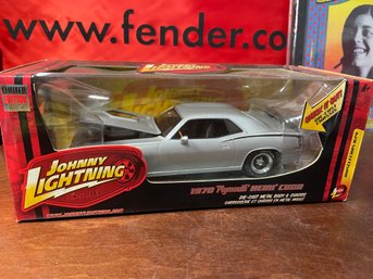 JOHNNY LIGHTNING 1/24 1970 PLYMOUTH HEMI CUDA