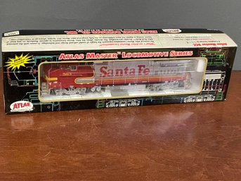 ATLAS 9066 HO SCALE DASH 8-40BW SANTA FE DCC EQUIPPED ENGINE