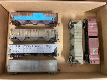 LOT OF 6 HO SCALE ROLLING STOCK - SOME WEATHERED