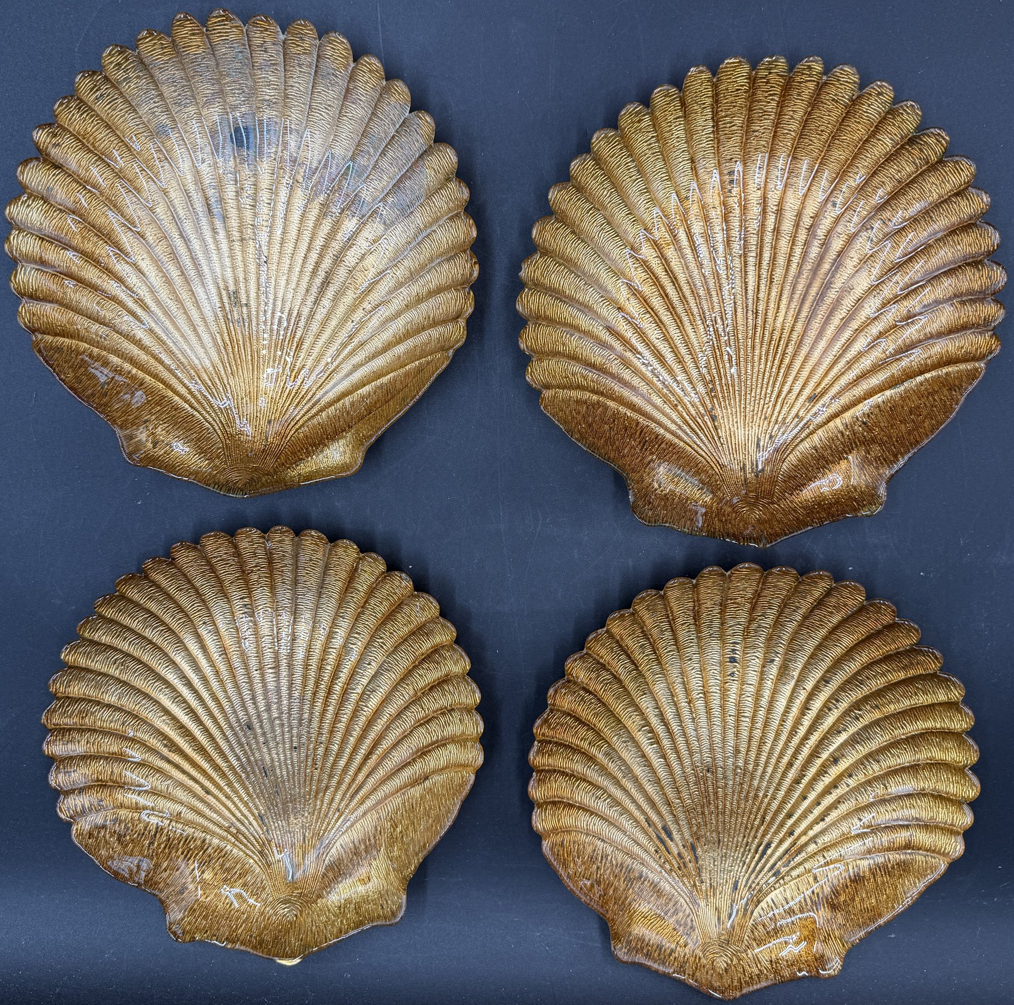 Clam Shell Shaped Glass Plates (K67.P2) #59159 | Auctionninja.com