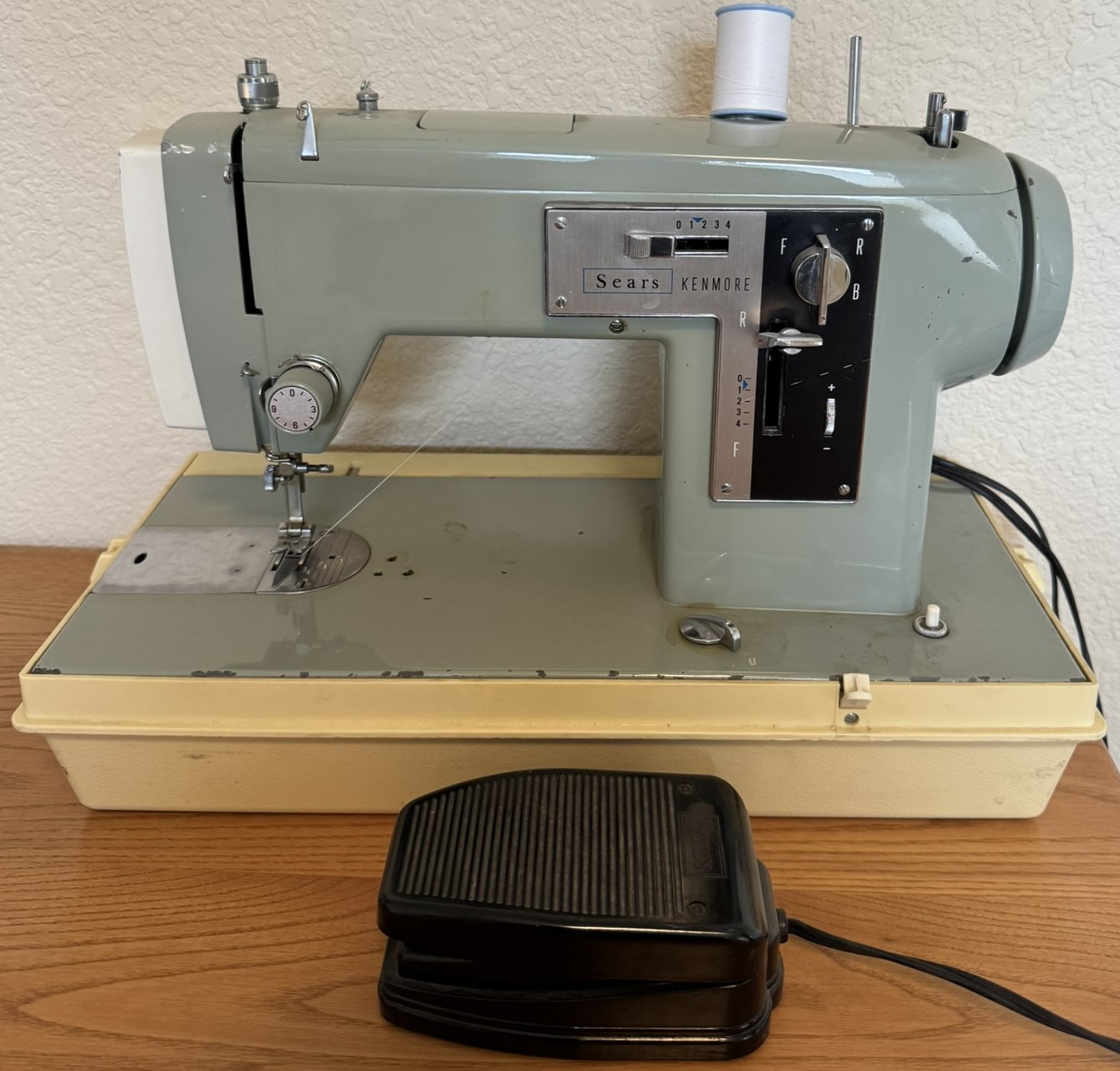 Vintage Sears Kenmore Model 2142 Sewing Machine In Case (BR3