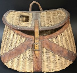 Vintage Wicker Fishing Creel Basket - (B49)(FRH)
