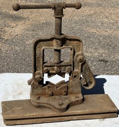 Vintage Reed MFG Co. Bench Pipe Vise - (SA2)