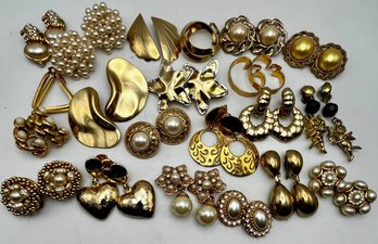 Vintage Screw Back And Clip Earrings 21 Pairs