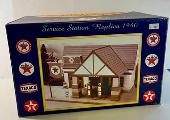 Golden 1:32 Scale Texaco Station