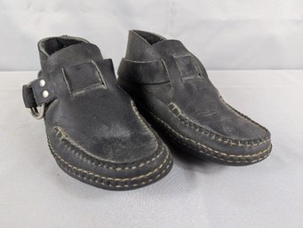 Like New Quoddy Hand Stitched Black Leather Ring Moccasins