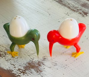 Vintage Bird Bakelite Plastic Salt & Pepper Shaker Egg Cups