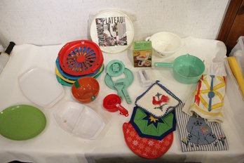 Assorted Plastic Kitchen Ware