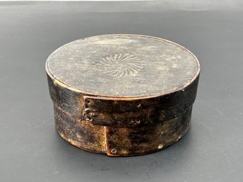 Early Oval Pantry Box With Original Paint, Pinwheel Carving On Lid