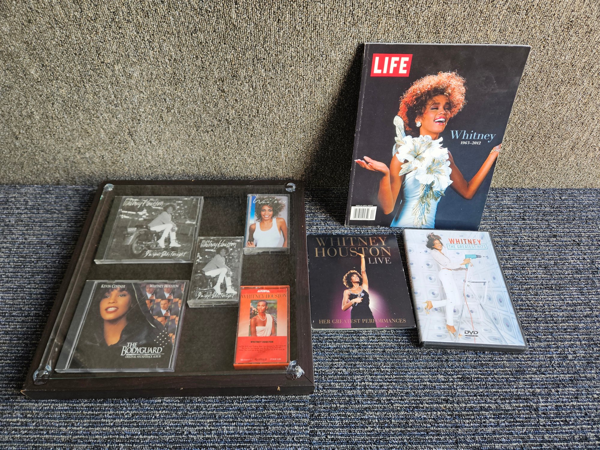 F93 Whitney Houston Memorabilia Lot 1 Cassettes CDDVD BOOK(00)