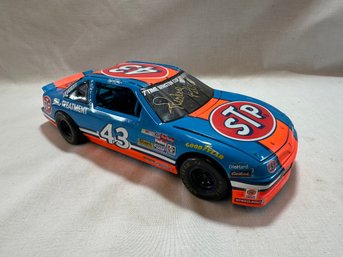 G29 ERTL 1:18/pontiac Grand Prix #43 STP Signed Richard Petty (damaged)