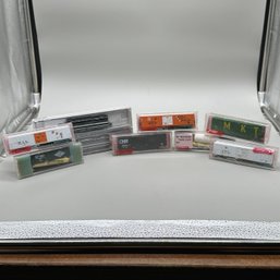 (8pcs) Roundhouse & Other N Scale Model Train Set