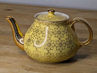 Vintage Hall Yellow & Gold 'New York' Daisies 6-Cup Teapot - 039GL