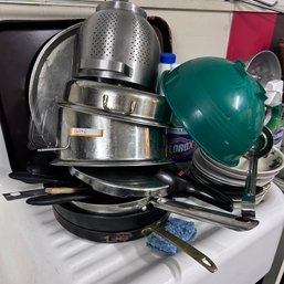 Vintage Lot Of 7 Plus Pots And Pans , Pizza Pan, Green Strainer Plus  Bonus Cereal / Salad Bowls