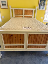 60'ht Distressed Wood Queen 4 Post Bed