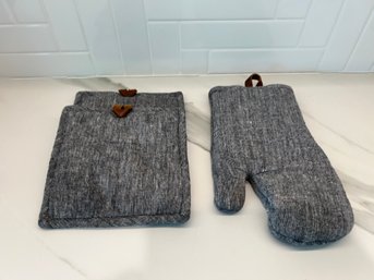 Crate & Barrel Pot Holders And Oven Mitt