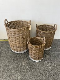 Set Of 3 Rattan Baskets With Handles And White Painted Base