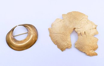 Pair Of Vintage Gold Metal Modern Pins/Brooches - CC & Annika