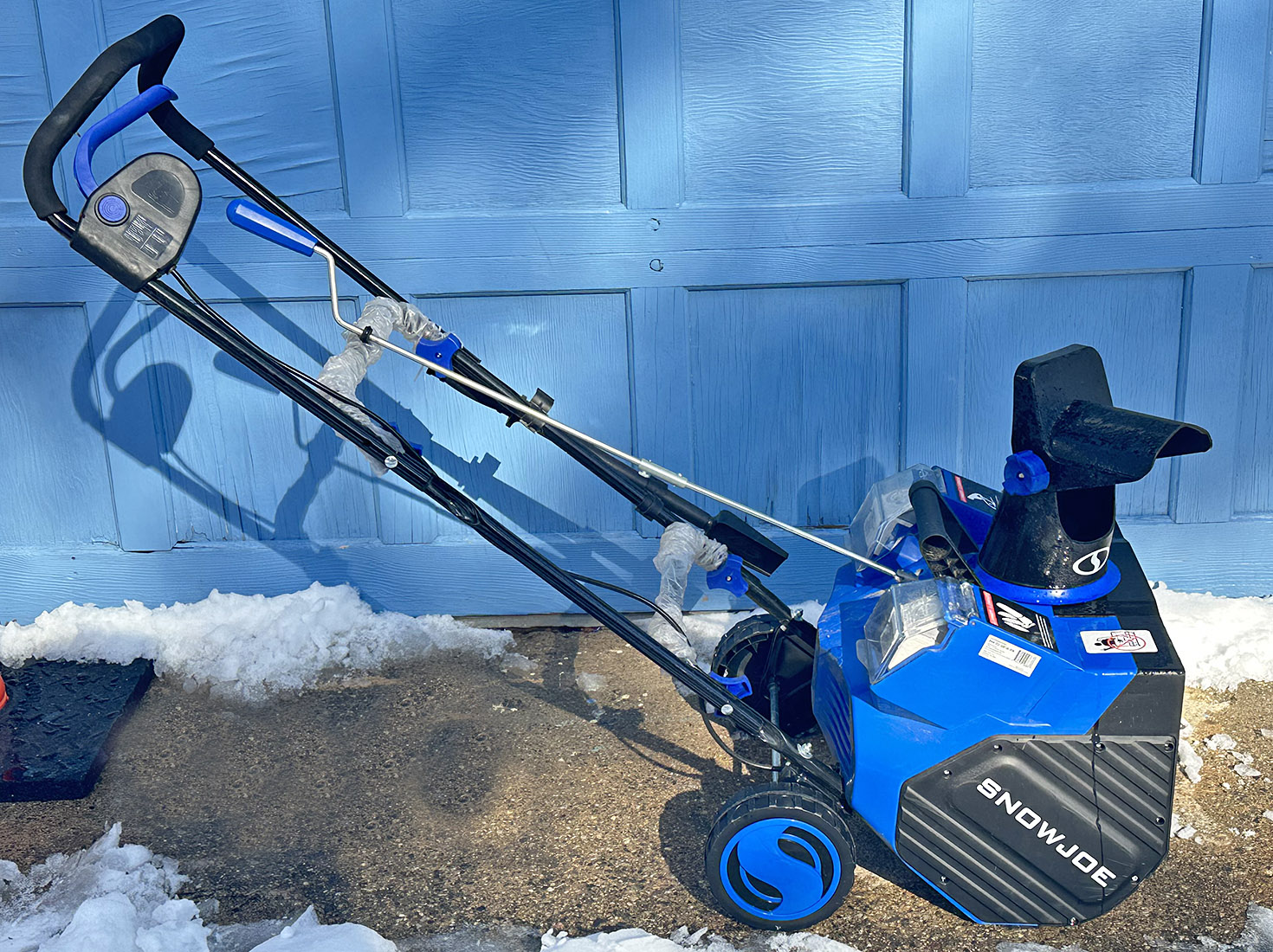 Snow Joe 18-Inch Cordless Snow Blower - Battery Operated - Includes 2 ...