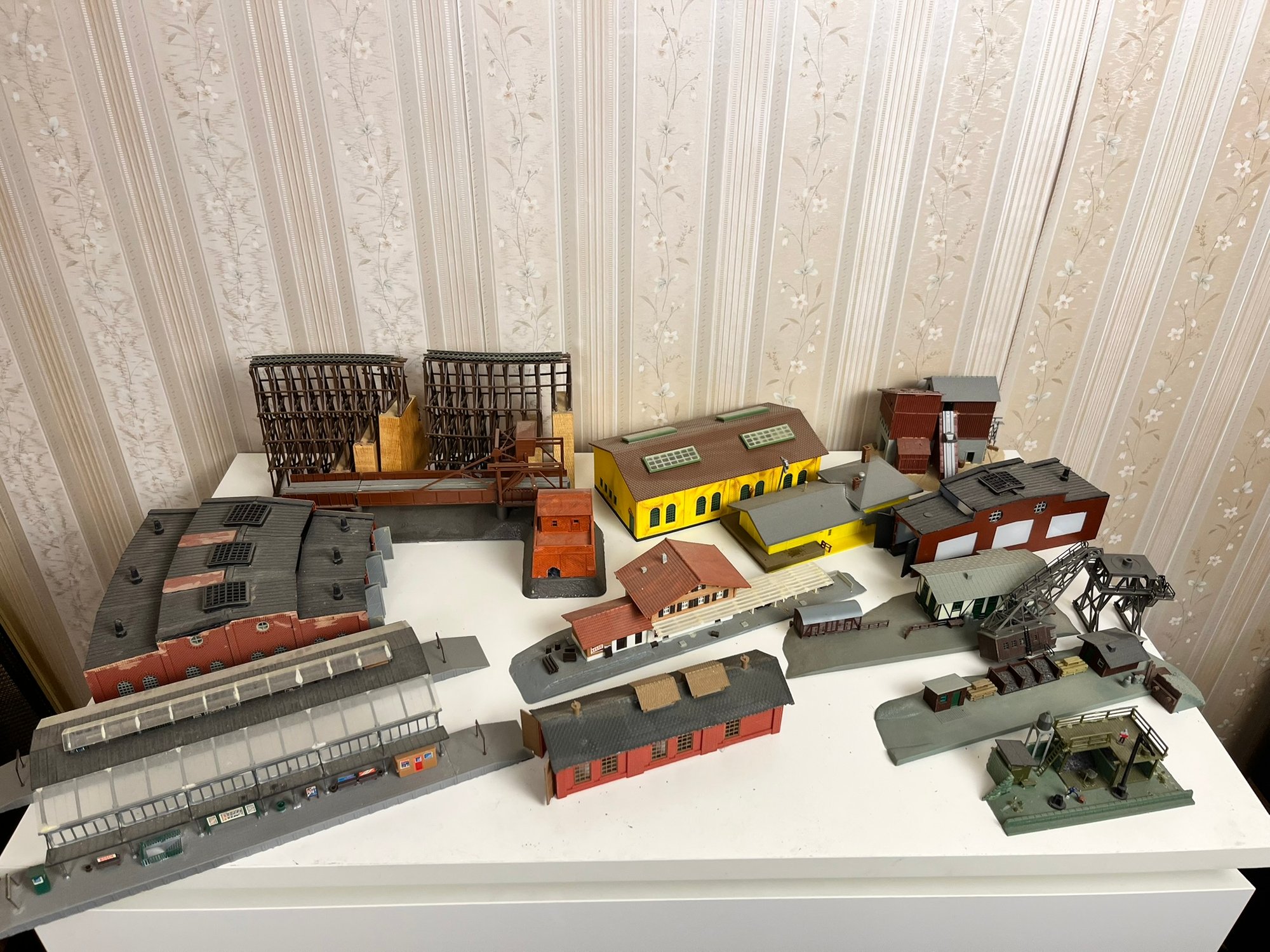 Model Train Parts: Tunnels & Bridges (Ref. Box B) #1588 | Auctionninja.com