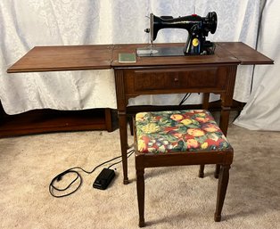 Vintage 1948 SINGER Class 15 Sewing Machine & Stool (floral)