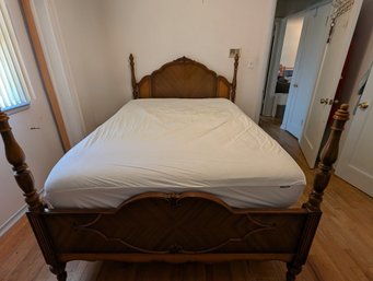 Traditional Four-Poster Bed Frame With Aloe Vera Mattress