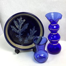 Lovely Blue Oak Leaf Stoneware Dish W/ Blue Glass Vases
