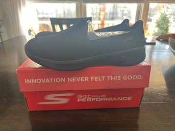 New Size 7.5 Women Skechers Go Walk 4 Slip On Sneakers