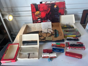 Mixed Lot Of Tyco HO Scale Electric Trains And Some Accessories  Not A Complete Set But Nice Lot