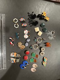 Estate Sale Jewelry Lot Of Ladies Vintage Fashion Earrings Post Clip On Screw On See All Photos