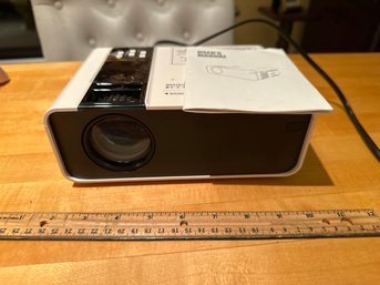 LED Portable LED Projector High Resolution And Brightness Mini White