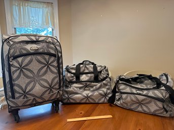 American Flyer Silver Clover  3 Piece Spinner Luggage Set Great Condition