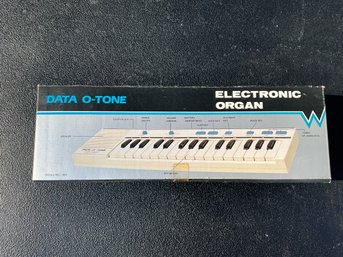 Data-O-Tone MP-831 Vintage Square Wave Mini Keyboard Organ