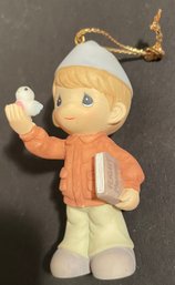 Precious Moments US Air Force 588156 'I'm Proud To Be An American' 1999 Soldier Holding 'Flight Manual'