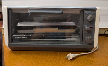 Black & Decker Toast-R-Oven/Broiler With Plates, Tested Working, 14' X 8'