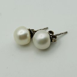 Sterling Pearl Stud Earrings. 3.0g