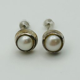 Sterling Pearl Stud Earrings. 2.3g