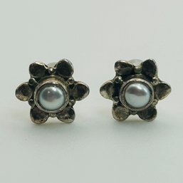 Sterling Pearl Flower Earrings. 1.5g