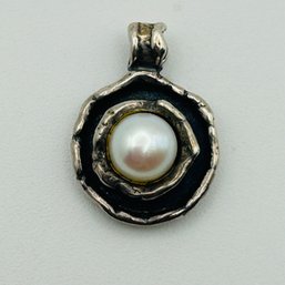 Signed Sterling Pearl Pendant. 3.0g