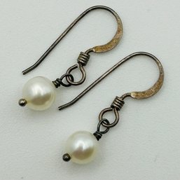 Sterling Pearl Earrings. 0.8g