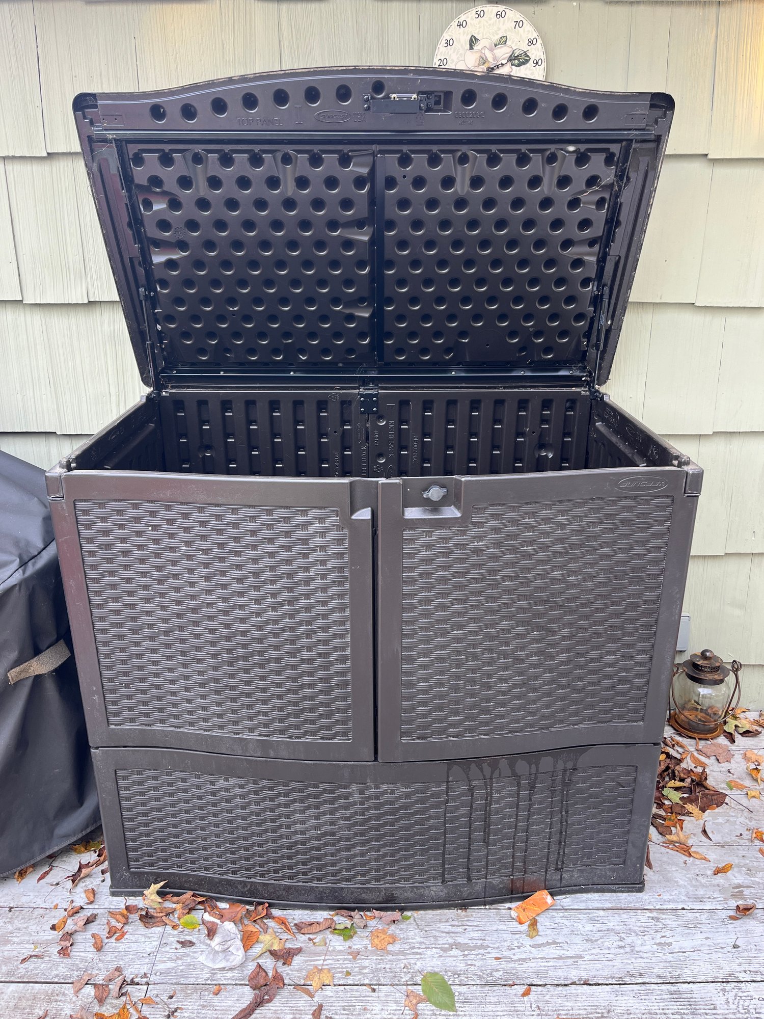 Suncast 195-gallon Backyard Oasis Vertical Deck Box #22278