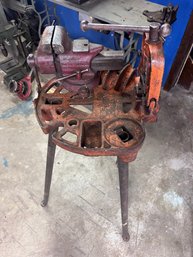 Antique Armstrong No. 933 Vise Stand Pipe Threading Tri Stand Bench Vise USA Cast Iron