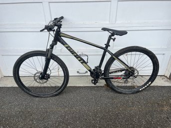 Giant Talon 27.5' Mountain Bike – Medium Frame – Shimano Components – Disc Brakes