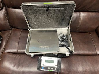 Acculab Model NO. SVI-50c Scale Comes With A Display And Carrying Case