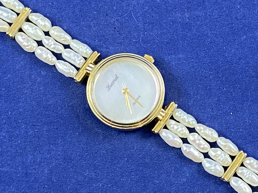 Lucoral Natural Pearl Gold Tone, Mother Of Pearl Face  display picture 3