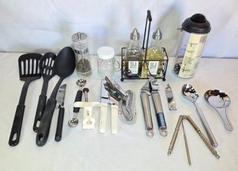 Kitchen Utensils Pampered Chef Salad Mixer, Oil And Vinegar Caddy