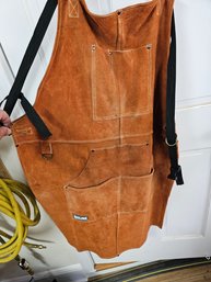 Suede Qeelink Apron