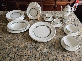 Set Wedgwood Ivy Pattern Dishes