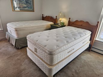 Bedroom Set (two Twin Beds, Center Nightstand And Lamp)